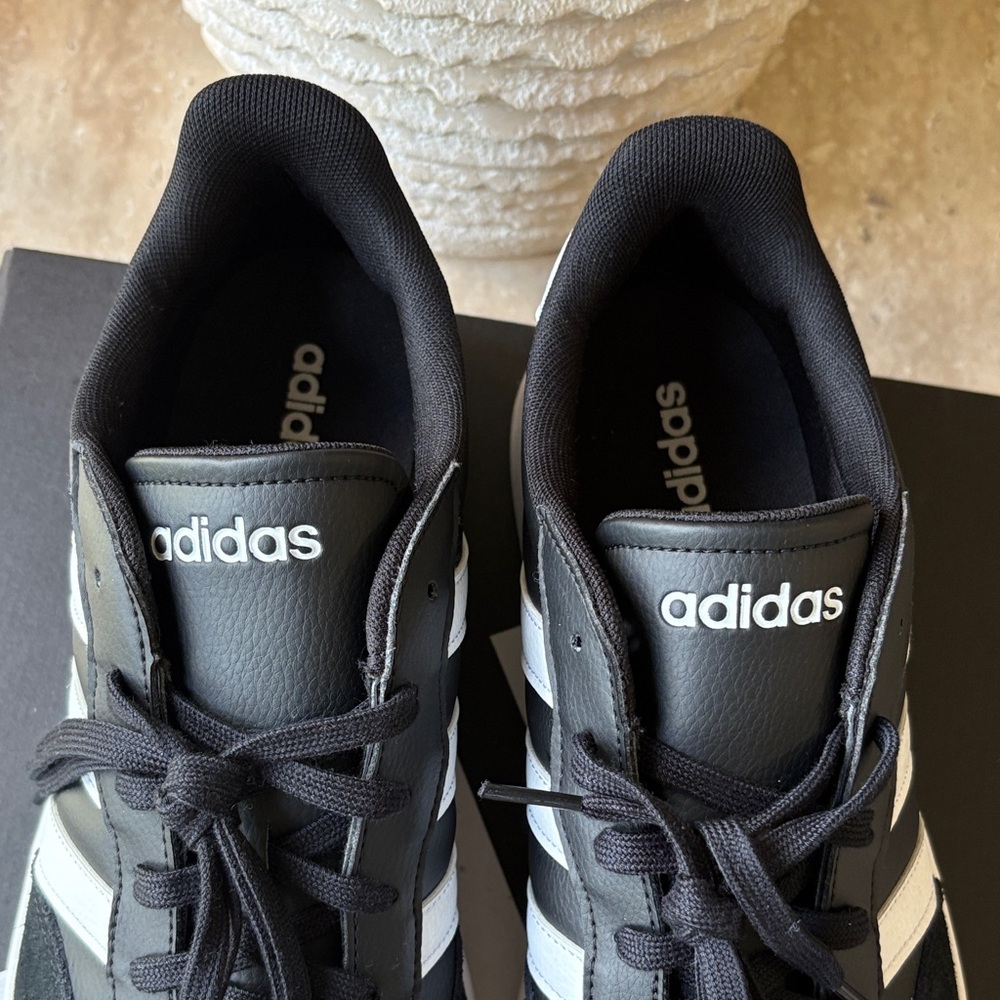NWB-Men’s Adidas Classic Black and White Trainers-new never worn - Picture 2 of 15